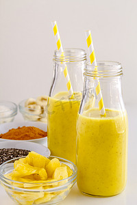 美味菠萝摄影照片_菠萝、 香蕉、 椰子、 姜黄和正大种子果汁