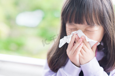 鼻子摄影照片_小女孩在打喷嚏