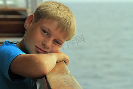 男孩坐在一个座位在渡轮上