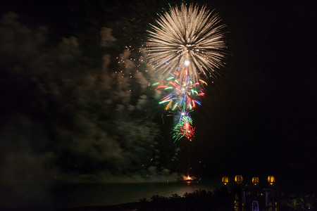 烟花在天空在7月4日庆祝.