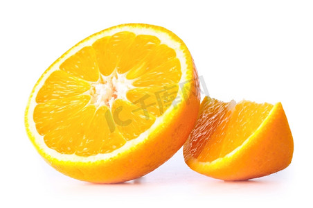 白色水果摄影照片_白色上孤立的两个橙子