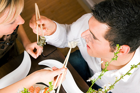 双购提前抢摄影照片_情侣晚餐吃寿司，浪漫的环境，想必这是一次提前约会；浅浅地关注眼睛