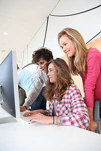 学生在培训课程看台式电脑