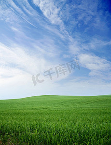 绿草蓝天水车摄影照片_山上绿草，夏日蓝天