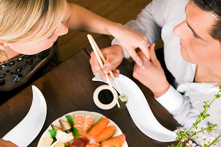 情侣晚餐吃寿司，浪漫的环境，想必这是一次提前约会；浅浅地关注眼睛