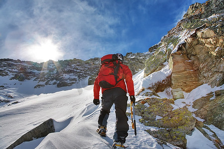 登山者在冬季攀登;水平框架。意大利阿尔卑斯山。