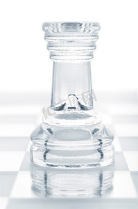 横板摄影照片_玻璃国际象棋车是站在船上，从白色背景削减了
