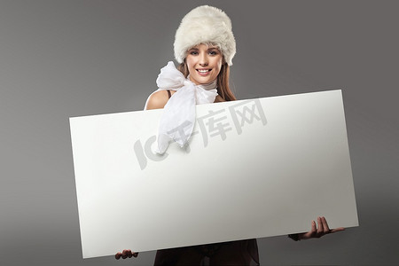 消费卡设计摄影照片_漂亮的女孩拿着一个白色的留言板