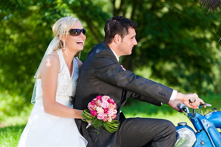 未来骑着摩托车的婚礼情侣