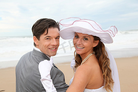 海滩上幸福美满的夫妻肖像