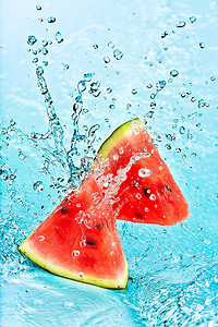 流动的液体摄影照片_鲜水溅在红西瓜上