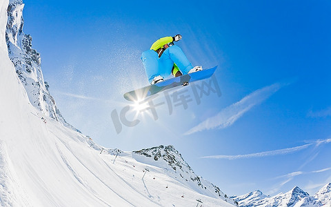 精彩即将开始摄影照片_从跳跃开始的单板滑雪运动员；意大利奥斯塔格雷索尼。