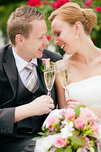 婚嫁摄影照片_新婚夫妇-新娘和新郎-在婚礼后用香槟碰杯