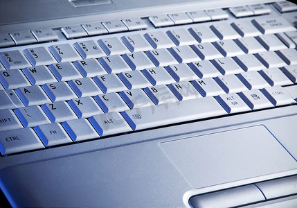 笔记本电脑与锐利；S键盘