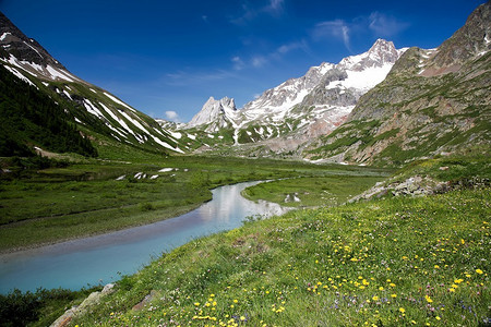 山脉风景：意大利库马约尔的Lac Combal，Val Veny