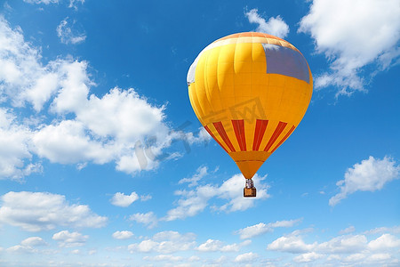 天空背景上的橙色气球，选择性对焦