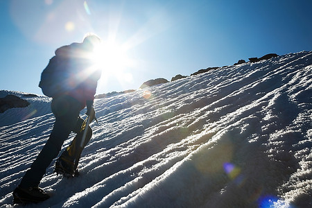 一个孤独的男性登山者正在攀登一个多雪的山脊;勃朗峰，欧洲。