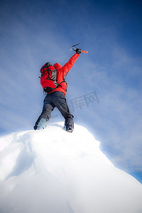 版本摄影照片_登山者登上一座山峰，表达了他的喜悦。垂直框架。柔焦版本