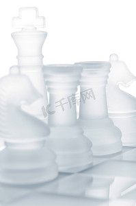 一套棋子是保卫国王，从白色