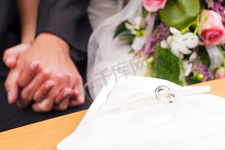 新人面前的结婚戒指，婚礼的照片