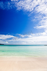 热带海景：蓝天白云，青绿色海面上的地平线，垂直的框架
