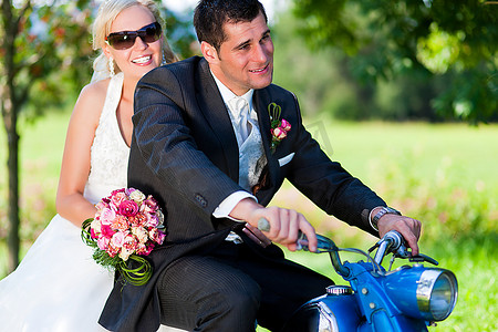 婚嫁摄影照片_未来骑着摩托车的婚礼情侣
