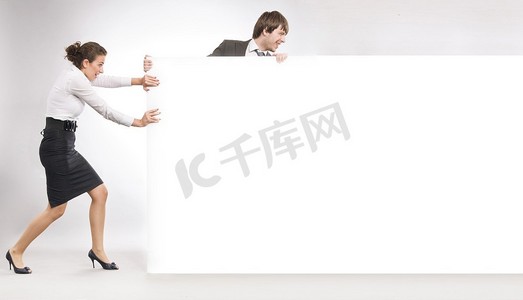 商务人士拉着一块空白的白板，大量的文案空间