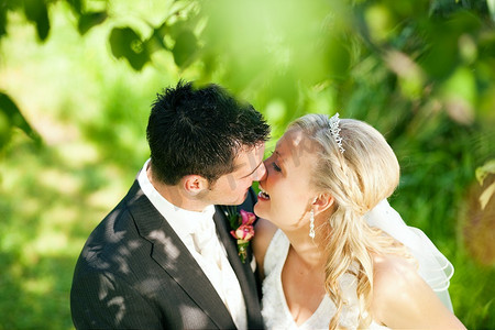 婚礼新人在喜悦的私人时刻拥抱亲吻