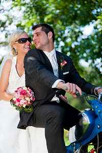 婚嫁摄影照片_未来骑着摩托车的婚礼情侣