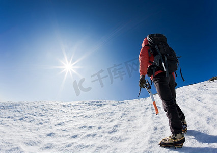 登山者登上白雪皑皑的山峰。水平框架。