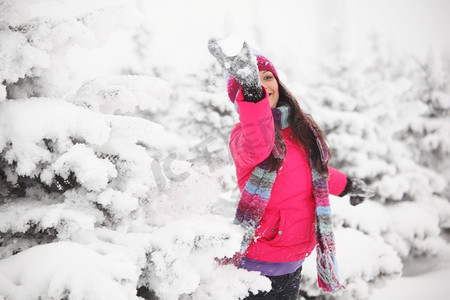 雪树后面的冬天女孩