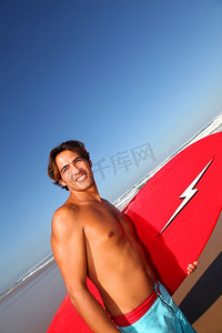 拉丁文摄影照片_海滩上英俊的冲浪者肖像
