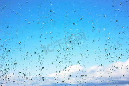 云彩气泡摄影照片_玻璃上的水滴映衬着蓝天和云彩