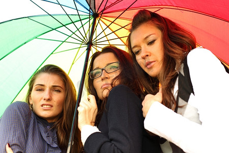 女朋友们在五颜六色的伞下呆着
