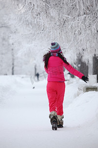 在冬季公园跑步的女人很开心