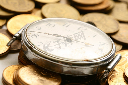 时间就是金钱、硬币和时钟宏观概念