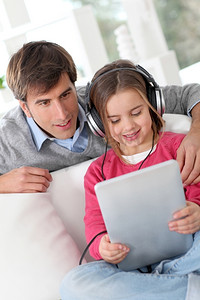 父亲和女儿在听音乐