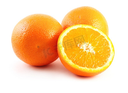 白色大气宣传海报摄影照片_三个橙子孤立在白色