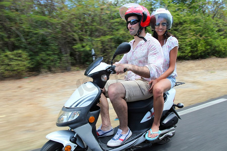 摩托车摄影照片_一对夫妇在乡间小路上骑着摩托车
