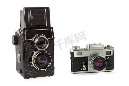 旧的测距仪和双镜头反光大幅面胶片相机隔离在白色背景上
