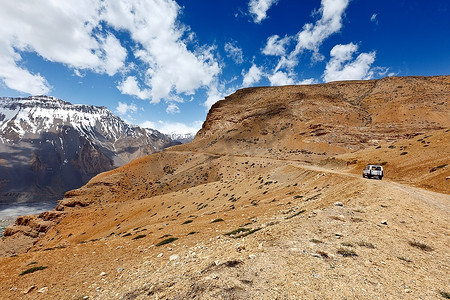 在山区(喜马拉雅山)有车的公路。喜马恰尔邦斯皮提山谷，印度
