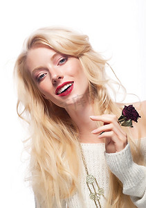 红玫瑰摄影照片_有吸引力的白人微笑的女人金发孤立在白色的花-红玫瑰