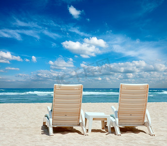 海边的两把阳光沙滩椅