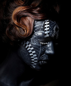 民族面具摄影照片_戴着狂欢节面具的黑色脸蛋的悲伤女人