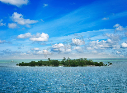 海洋中的小岛和蓝天