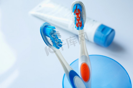 特写中的牙刷，选择性地聚焦于最近的(蓝色)