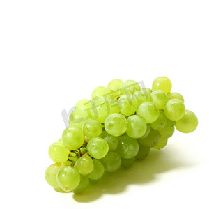 绿色葡萄孤立在白色背景