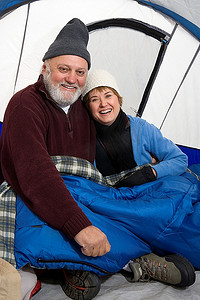老年夫妇坐在帐篷里，肖像