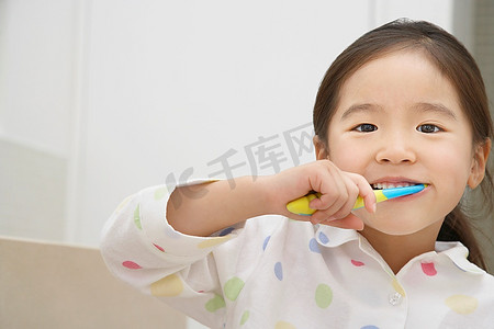 打扫卫生的摄影照片_刷牙的年轻女孩