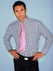 打领带的男人摄影照片_演播室里穿衬衫打领带的男人